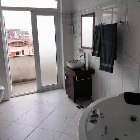 Cental And Quiet Penthouse With Jacuzzi *